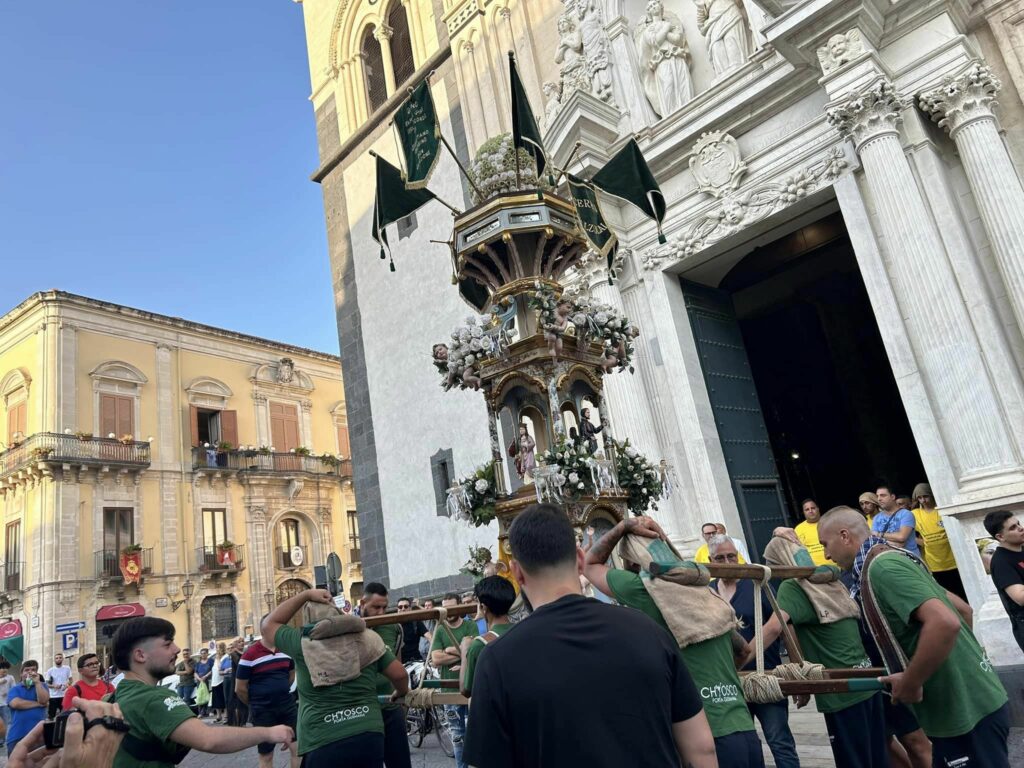 candelore-acesi-festa-santa-venera